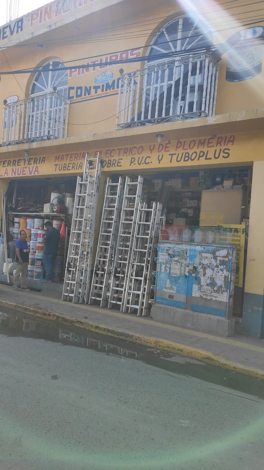 Fachada de Contimex Ferretería La Nueva en Miguel Hidalgo 21A, El Pueblito, con rótulos pintados a mano y escaleras en la entrada